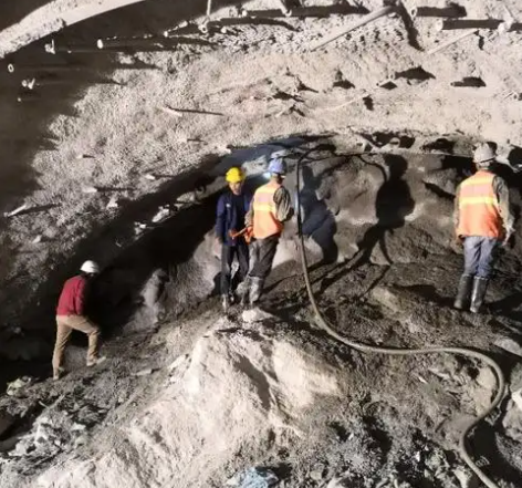 左贡隧道拱顶带模注浆料，微膨胀注浆料的特点及施工工艺